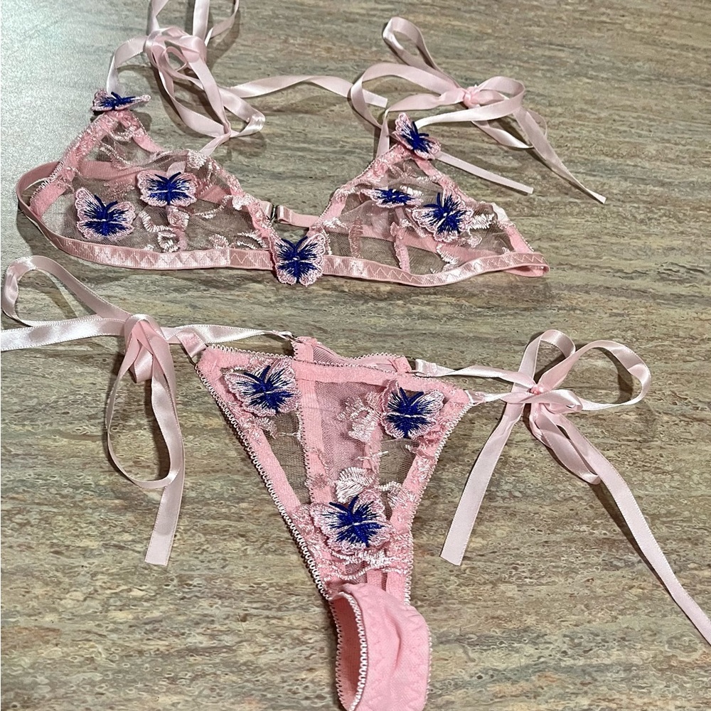 Lingerie set with embossed flowers with ribbons. - Picture 7 of 9